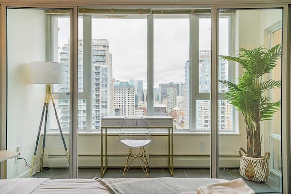 2 bedrooms, desk, iron/ironing board, WiFi