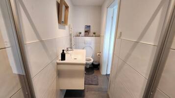Haartrockner, Handtücher, Toilettenpapier