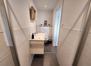 Hårføner, håndklær og toalettpapir