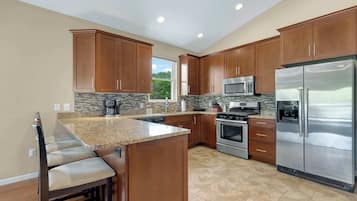 Rumah, Beberapa Tempat Tidur, patio (Trails End Hideaway) | Dapur pribadi | Lemari es, microwave, oven, dan kompor