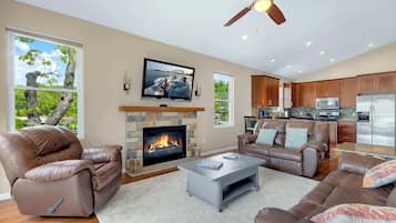 House, Multiple Beds, Patio (Trails End Hideaway) | Living area