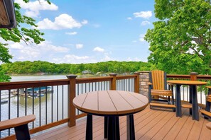 Outdoor dining - Trails End Hideaway Waterfront (Sunrise Beach)