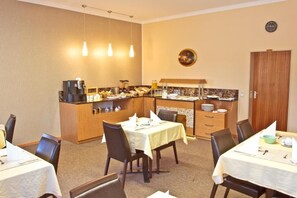 Continental breakfast on weekdays (EUR 10 per person) - Hotel Ganita (Weil am Rhein)