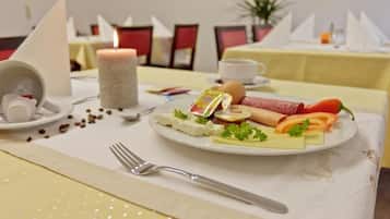 Desayuno continental los días de semana (EUR 10 por persona)