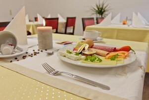 Café da manhã continental durante a semana (EUR 10 por pessoa)