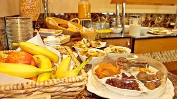 Continental breakfast on weekdays (EUR 10 per person)