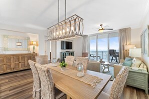 Condo, nhiều giường (Indigo West 1502) | Khu phòng khách