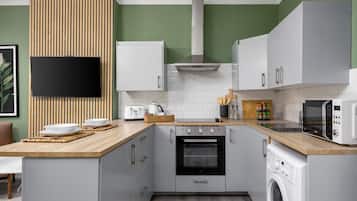 Jääkaappi, mikroaaltouuni, uuni, liesi