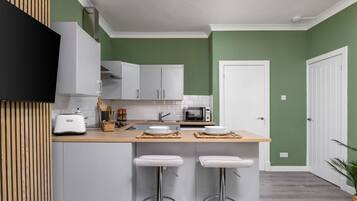 Jääkaappi, mikroaaltouuni, uuni, liesi