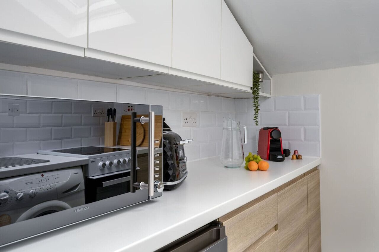 Frigorífico, microondas, horno y placa de cocina