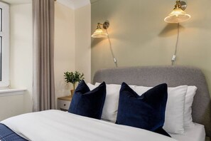 2 bedrooms, iron/ironing board, WiFi, bed sheets - Central Cathedral Apartment (Dunblane)