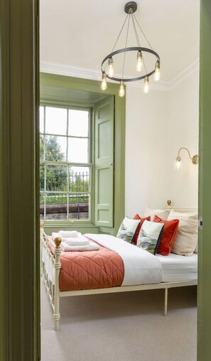 3 slaapkamers, een strijkplank/strijkijzer, reisbedje, wifi