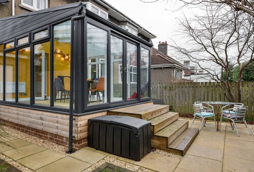 Tranquil Glasgow Retreat: Free Parking & Garden