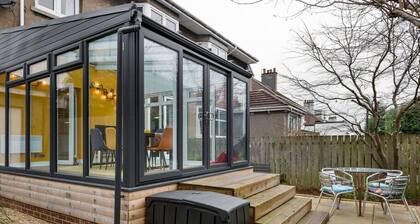 Tranquil Glasgow Retreat: Free Parking & Garden