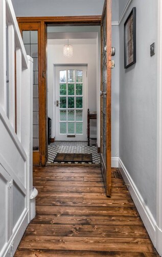 Tranquil Glasgow Retreat: Free Parking & Garden