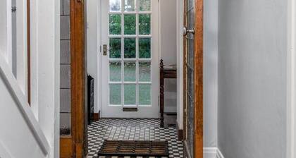 Tranquil Glasgow Retreat: Free Parking & Garden