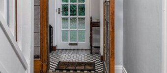 Tranquil Glasgow Retreat: Free Parking & Garden