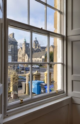 The Stirling Garden Townhouse - Private Courtyard