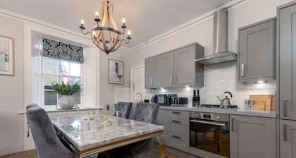 The Stirling Garden Townhouse - Private Courtyard