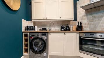 KylskÄp, ugn, spishÀll och kaffe- och tebryggare