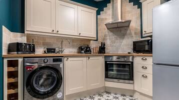 KylskÄp, ugn, spishÀll och kaffe- och tebryggare