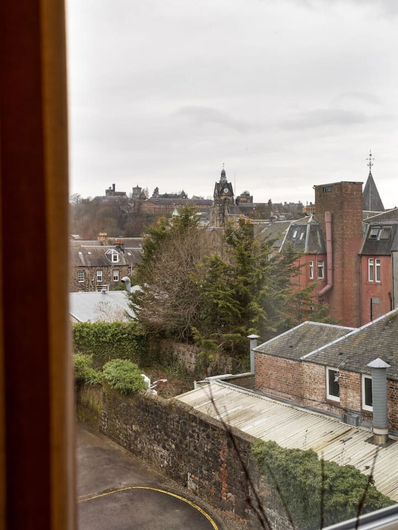 Blick auf eine Stadt mit historischen Gebäuden, darunter ein markanter Uhrturm.