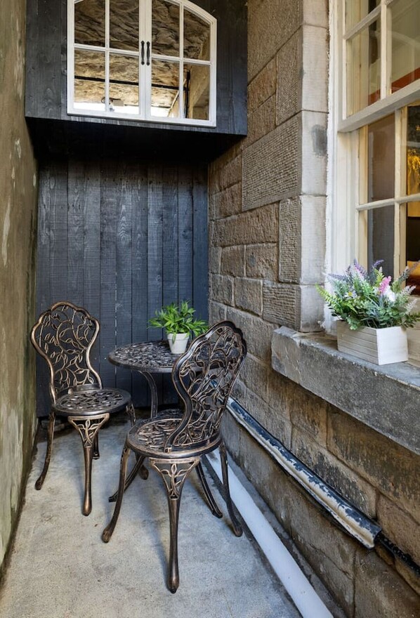 Outdoor dining - Sapphire Suite The Stirling Residence (Stirling)