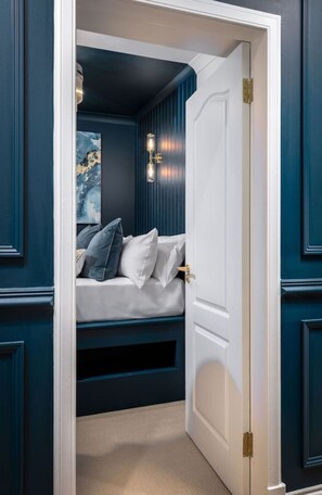 3 bedrooms, iron/ironing board, WiFi, bed sheets - Sapphire Suite The Stirling Residence (Stirling)