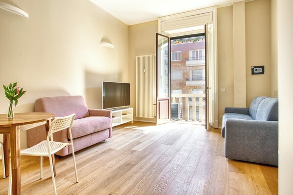 Studio Comfort - utsikt mot innergården | Vardagsrum | 42-tums LED-tv med digitalkanaler
