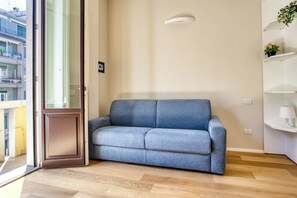 Monolocale comfort, vista cortile | Area soggiorno | TV LED 42 pollici con canali digitali