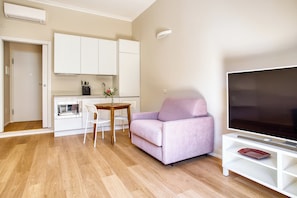 Monolocale comfort, vista cortile | Area soggiorno | TV LED 42 pollici con canali digitali