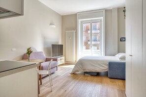 Studio Comfort - utsikt mot innergården | Vardagsrum | 42-tums LED-tv med digitalkanaler
