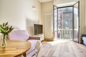 Studio Comfort - utsikt mot innergården | Vardagsrum | 42-tums LED-tv med digitalkanaler