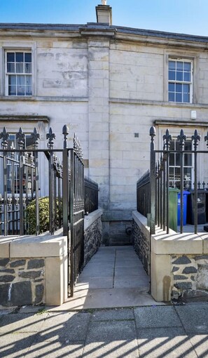 Property grounds - Emerald Suite, The Stirling Residence (Stirling)