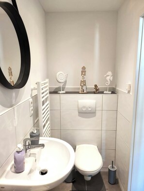 Sèche-cheveux, serviettes fournies, papier toilette