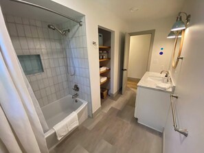 Haartrockner, Handtücher, Seife, Toilettenpapier