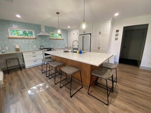 冷蔵庫、電子レンジ、オーブン、コンロ