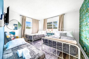 6 quartos, escrivaninha, ferros/tábuas de passar roupa