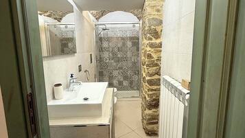 Douche, sĂšche-cheveux, bidet, serviettes fournies