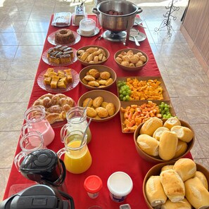 Free daily buffet breakfast  - Pousada Encantos da Serra Macacos (Nova Lima)