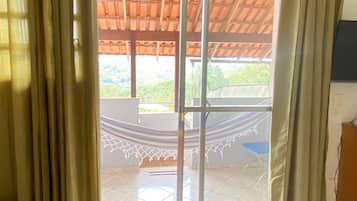 Habitació doble estàndard, pati, vistes a la muntanya | Wifi gratuïta i roba de llit