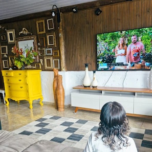 TV connectée de 32 pouces avec chaînes par satellite