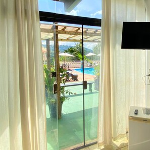 Chambre Standard avec lits jumeaux, vue piscine | Vue de la chambre