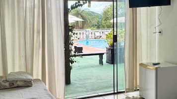 Chambre Standard avec lits jumeaux, vue piscine | Vue de la chambre
