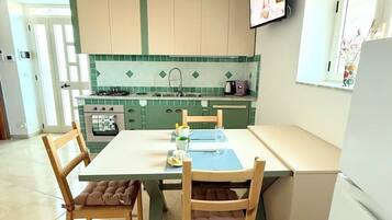 Réfrigérateur, four, lave-vaisselle, cafetiÚre/bouilloire