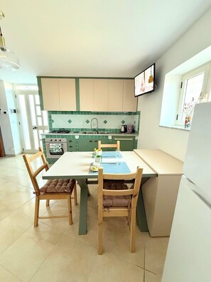 Fridge, oven, dishwasher, coffee/tea maker