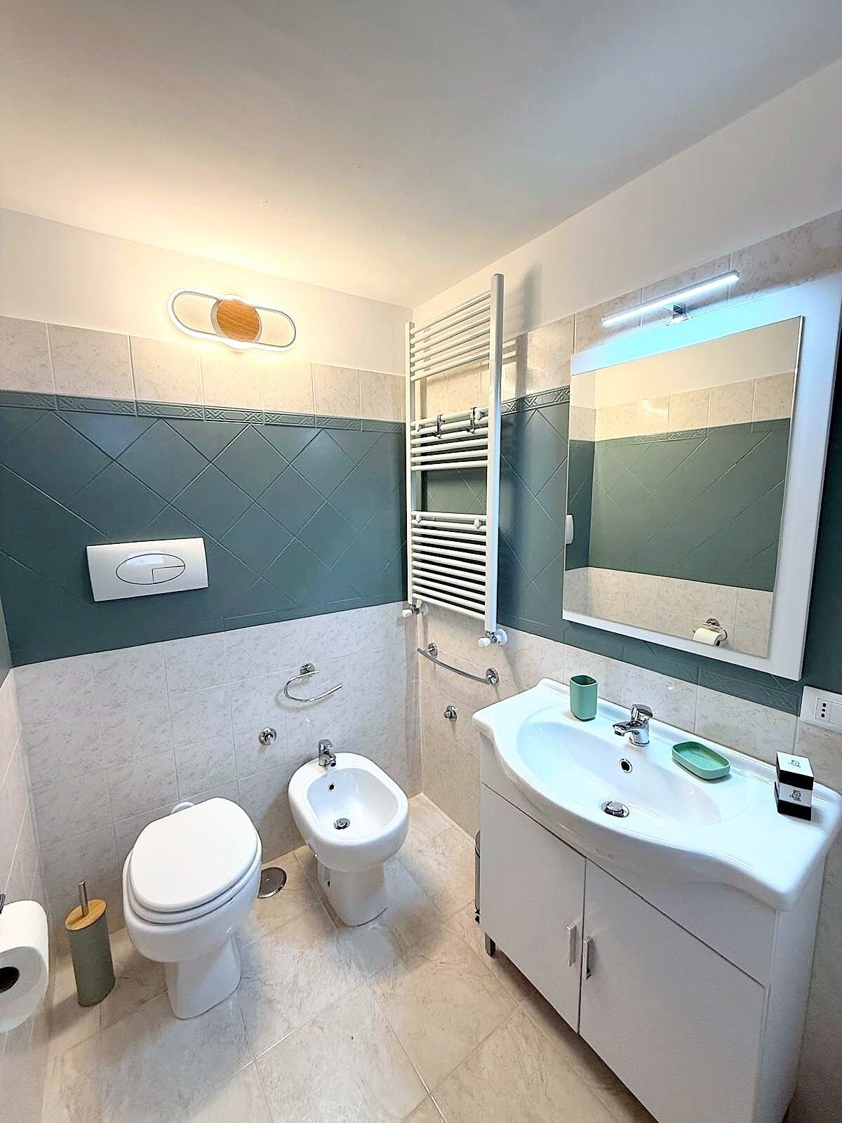 Ein Badezimmer mit Toilette, Bidet und Waschbecken.