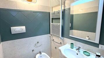 Ein Badezimmer mit Toilette, Bidet und Waschbecken.