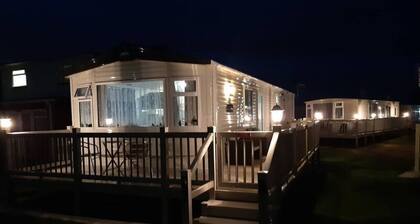 Purple Palace Luxury Home from Home 8 berth Caravan - Ingoldale Park Ingoldmells