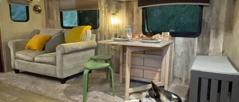 Smart-TV, Kamin, Bücher, Stereoanlage